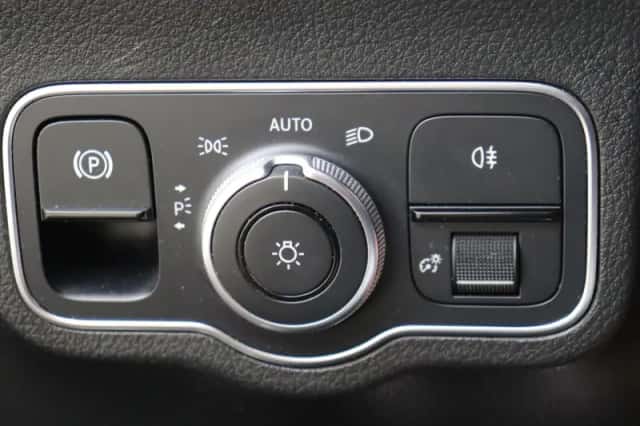 Mercedes-Benz EQA (2021) thumbnail 24