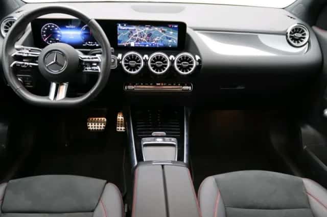Mercedes-Benz GLA (2025) thumbnail 2