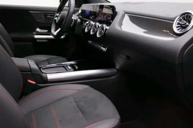 Mercedes-Benz GLA (2025) thumbnail 4