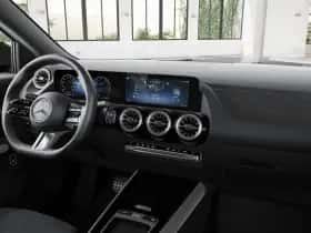 Mercedes-Benz GLA thumbnail 2