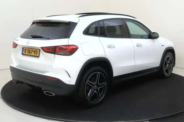 Mercedes-Benz GLA (2021) thumbnail 4