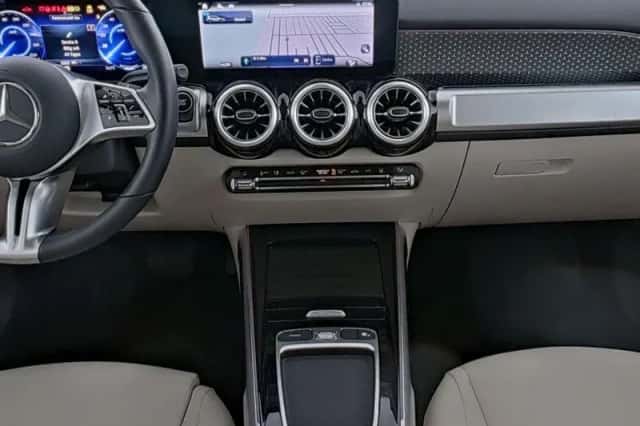 Mercedes-Benz EQB (2025) thumbnail 4