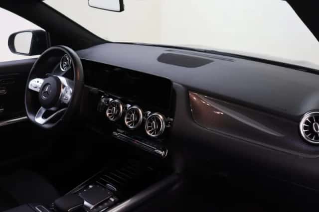 Mercedes-Benz GLA (2021) thumbnail 4