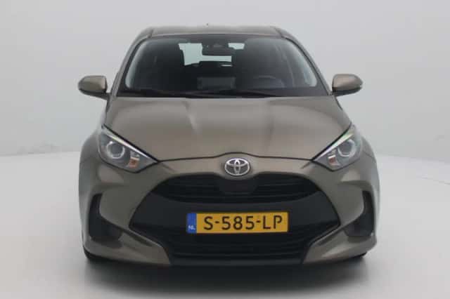 Toyota Yaris (2023) thumbnail 3