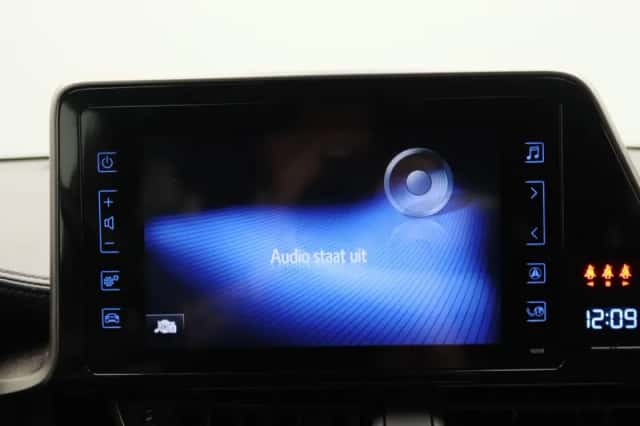 Toyota C-HR (2019) thumbnail 9