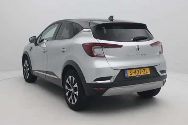 Renault Captur (2023) thumbnail 2