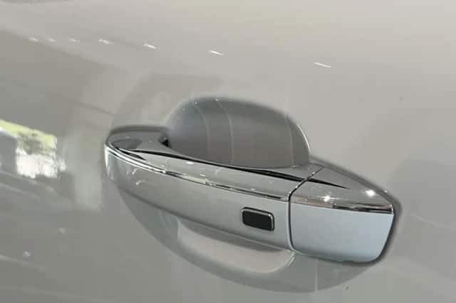MG MG HS (2023) thumbnail 10
