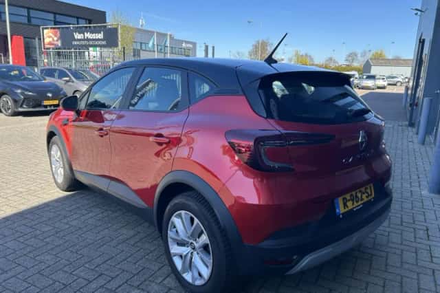 Renault Captur (2022) thumbnail 4