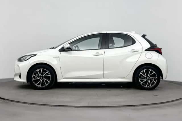 Toyota Yaris (2021) thumbnail 2