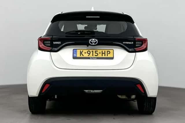 Toyota Yaris (2021) thumbnail 3