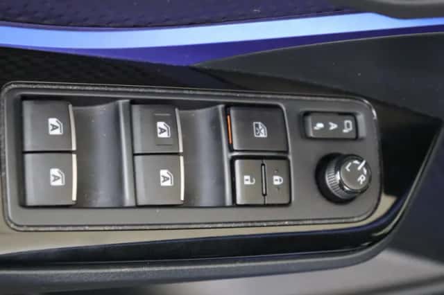 Toyota C-HR (2017) thumbnail 27