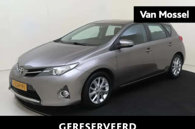 Toyota Auris (2015) thumbnail 1