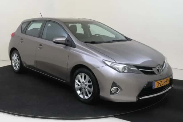 Toyota Auris (2015) thumbnail 2