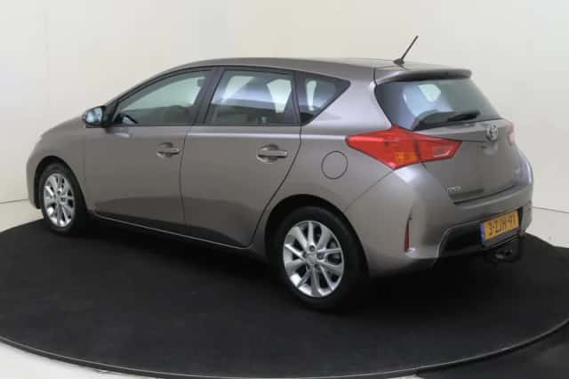 Toyota Auris (2015) thumbnail 3