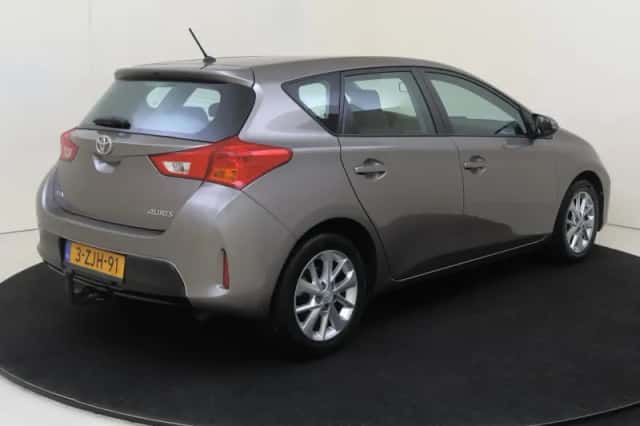 Toyota Auris (2015) thumbnail 4
