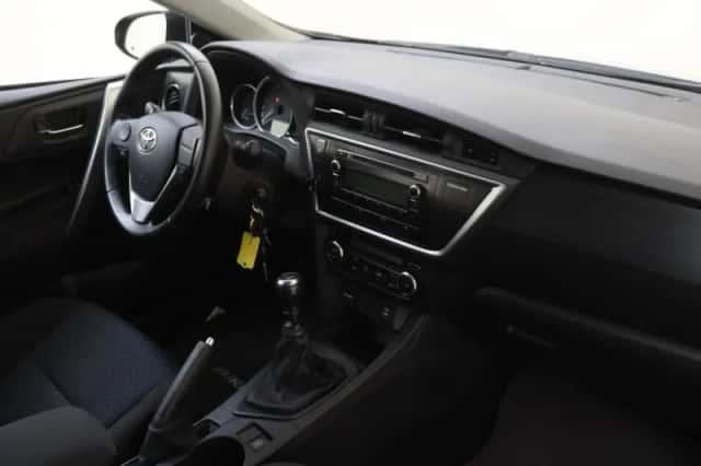 Toyota Auris (2015) thumbnail 5