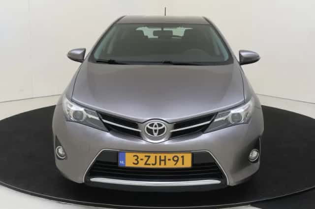 Toyota Auris (2015) thumbnail 6