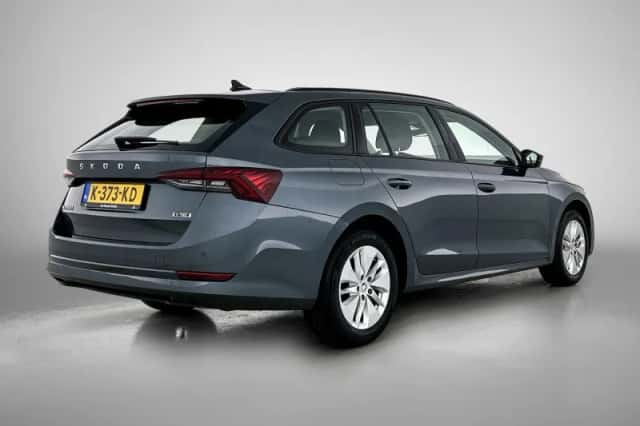 Škoda Octavia (2021) thumbnail 4