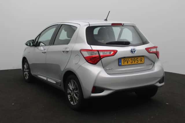 Toyota Yaris (2017) thumbnail 3