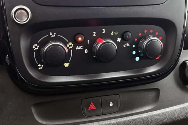 Opel Vivaro (2018) thumbnail 18
