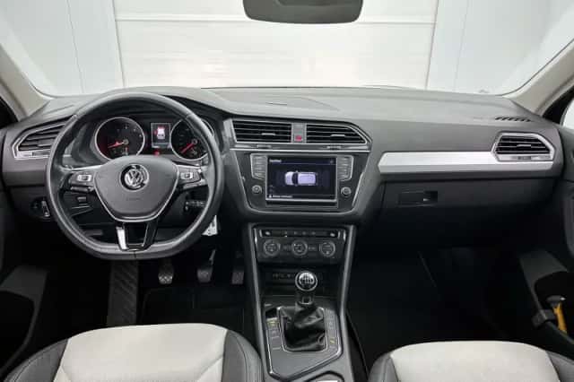 Volkswagen Tiguan (2016) thumbnail 2
