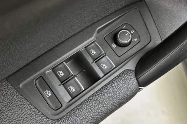 Volkswagen Tiguan (2016) thumbnail 12