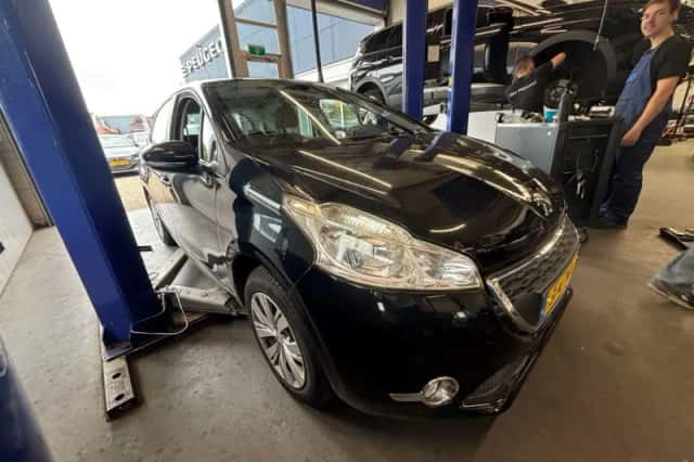 Peugeot 208 (2013) thumbnail 2