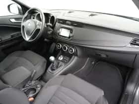Alfa Romeo Giulietta (2017) thumbnail 28