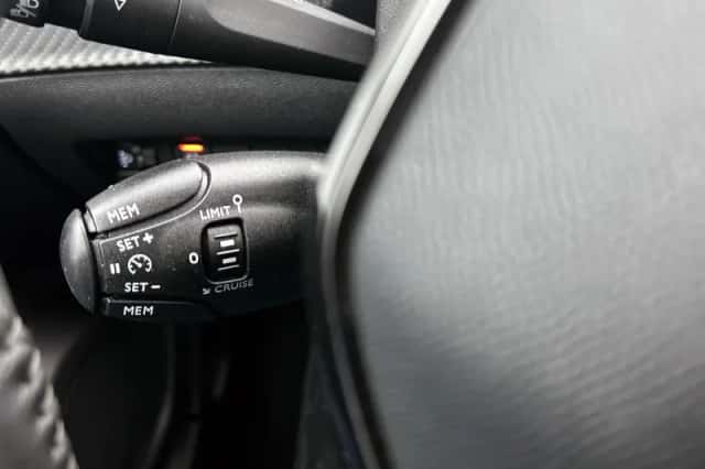 Peugeot 2008 (2021) thumbnail 6