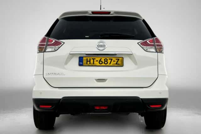 Nissan X-Trail (2016) thumbnail 3