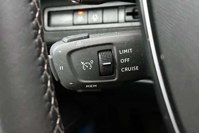 Peugeot 3008 (2021) thumbnail 6