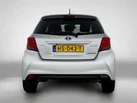 Toyota Yaris (2015) thumbnail 3