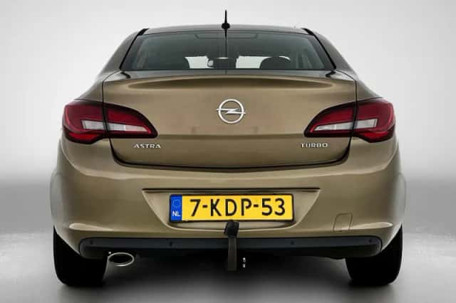 Opel Astra (2013) thumbnail 3