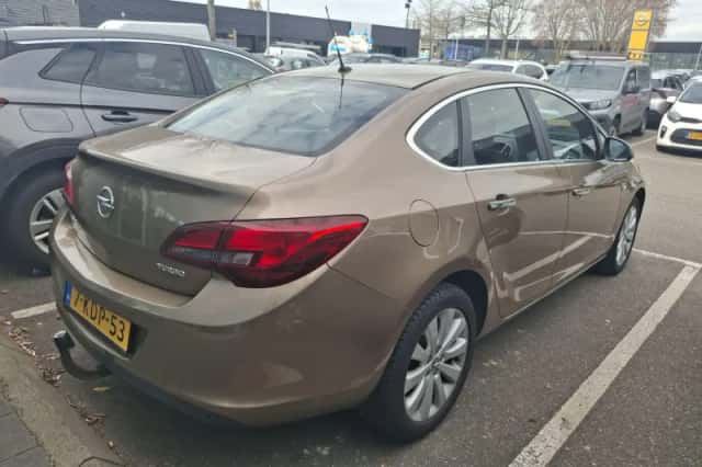 Opel Astra (2013) thumbnail 4