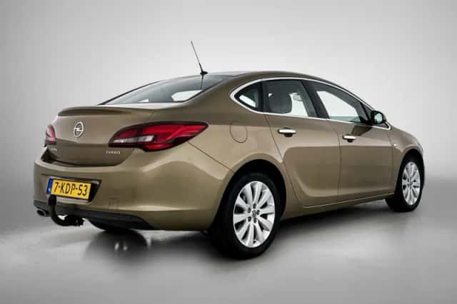 Opel Astra (2013) thumbnail 4