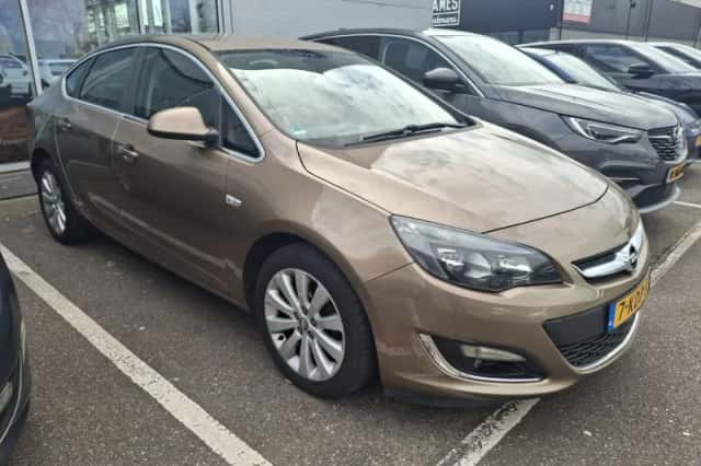 Opel Astra (2013) thumbnail 6