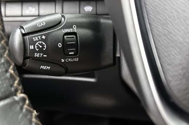 Peugeot 3008 (2017) thumbnail 6