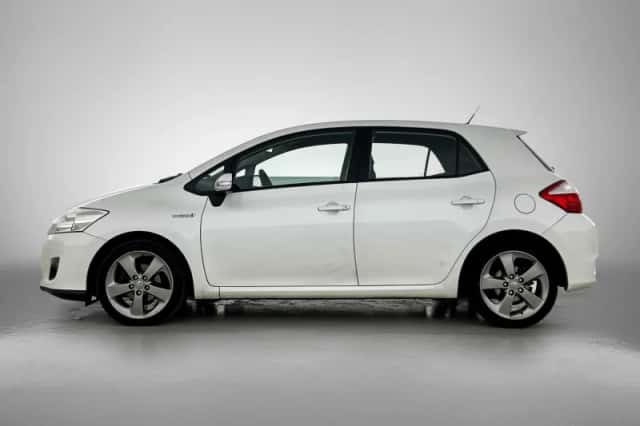 Toyota Auris (2012) thumbnail 2