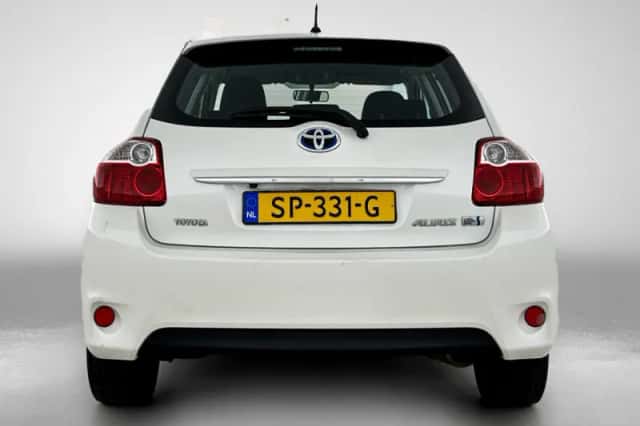 Toyota Auris (2012) thumbnail 3