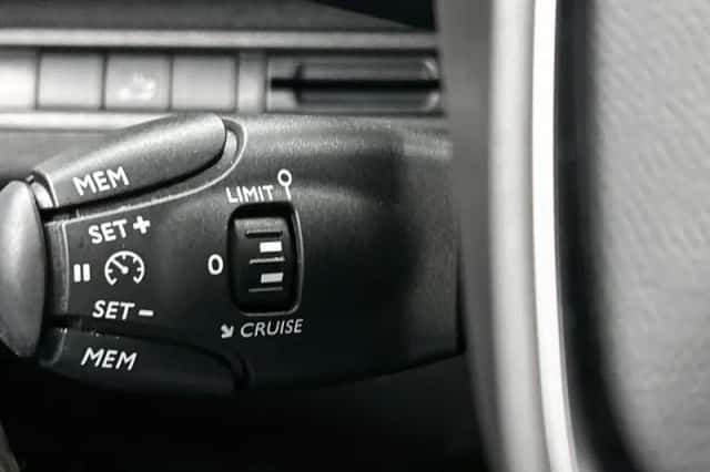 Peugeot 3008 (2020) thumbnail 6