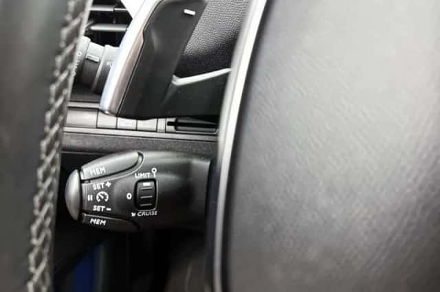 Peugeot 3008 (2017) thumbnail 6