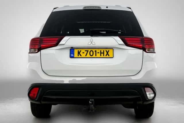Mitsubishi Outlander (2018) thumbnail 3