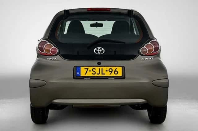 Toyota Aygo (2013) thumbnail 3