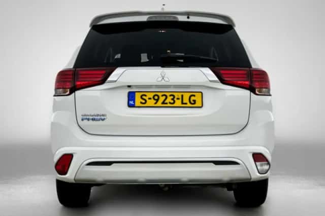 Mitsubishi Outlander (2020) thumbnail 3