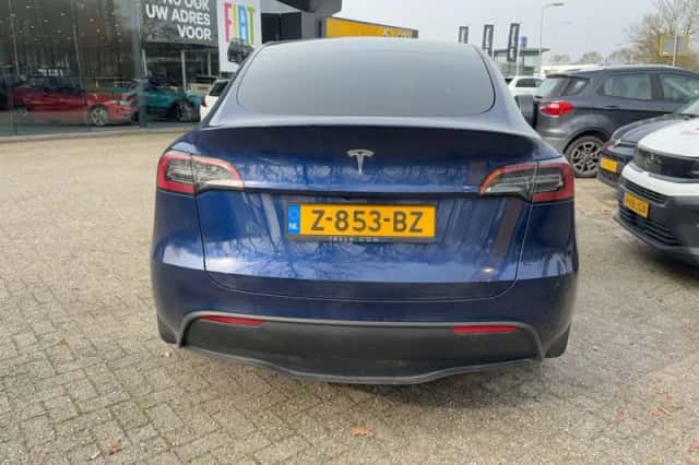 Tesla Model Y (2024) thumbnail 3