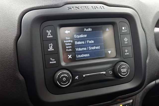 Jeep Renegade (2016) thumbnail 11
