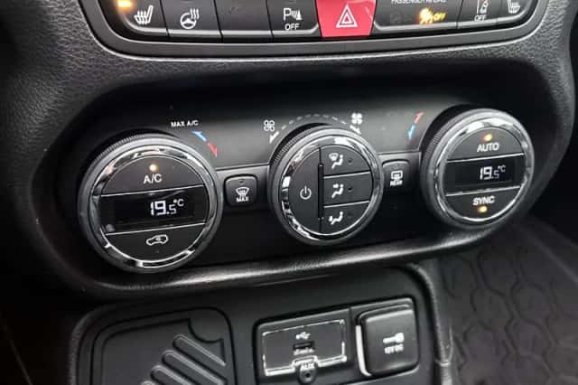 Jeep Renegade (2016) thumbnail 19