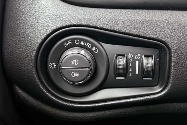 Jeep Renegade (2016) thumbnail 24