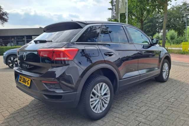 Volkswagen T-Roc (2018) thumbnail 3