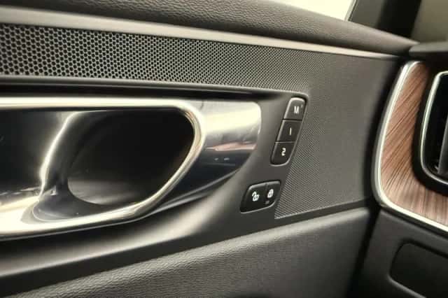 Volvo XC60 (2023) thumbnail 11